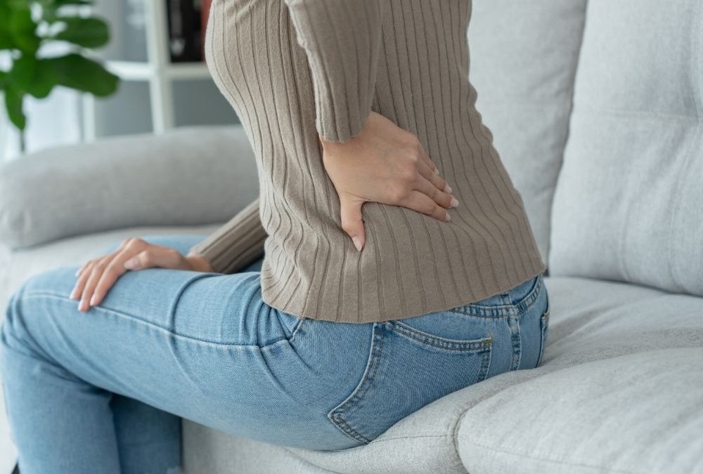 5 ejercicios sencillos para aliviar el dolor de espalda desde casa